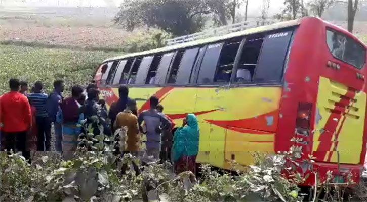 2 dead, 30 injured in naogaon bus accident